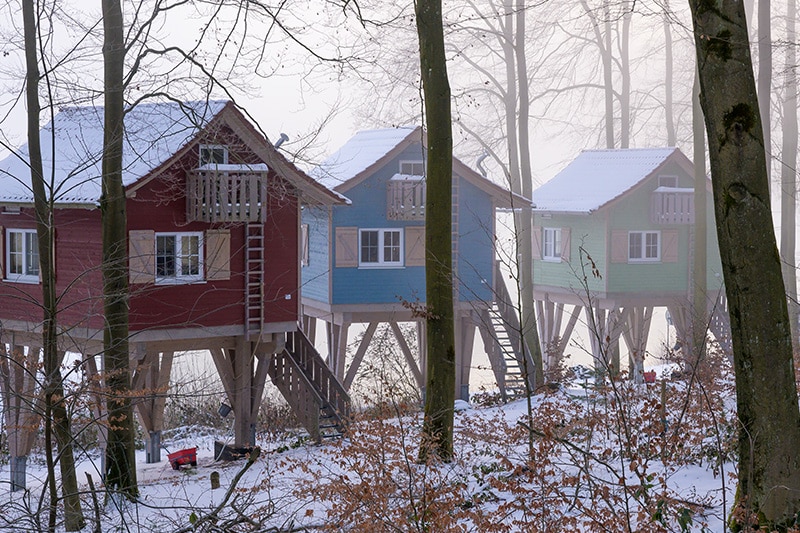 Baumhaeuser sorpesee im winter von hinten