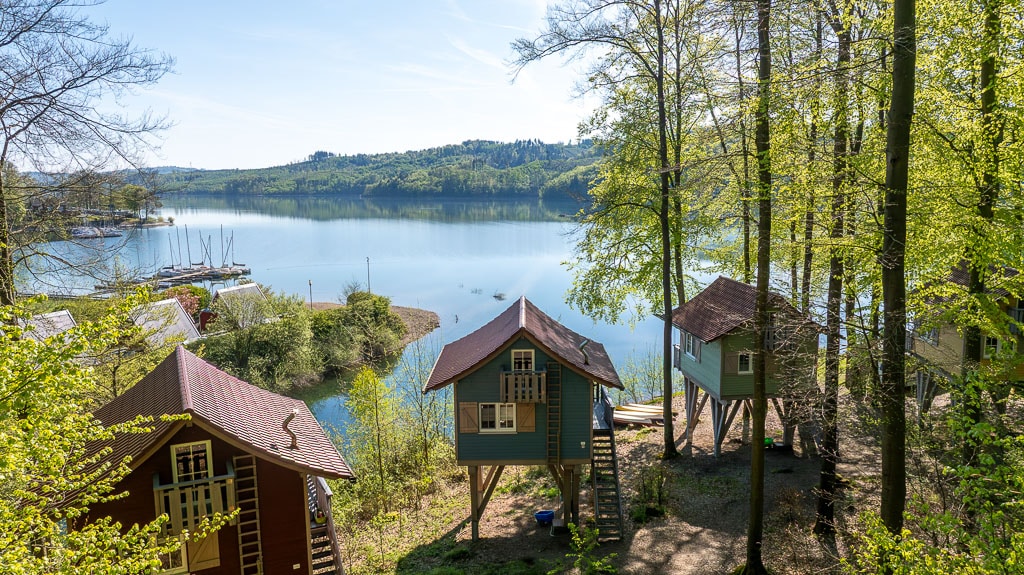 boomhut aan de Sorpesee in het Sauerland