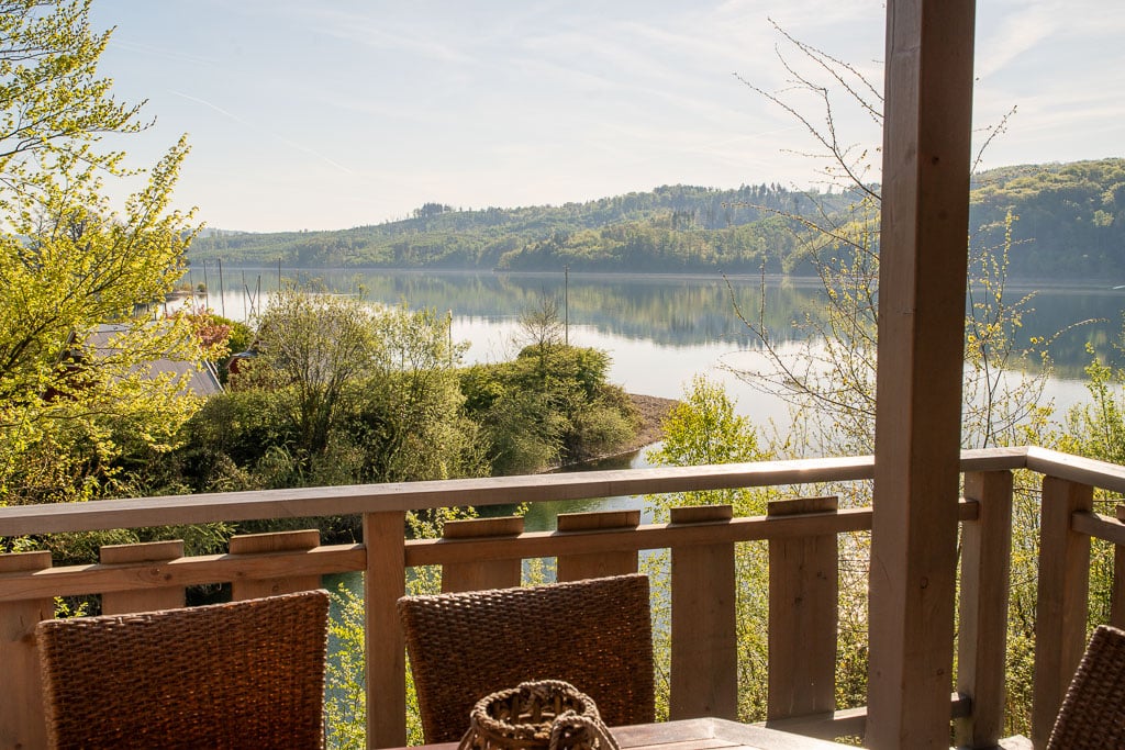 boomhut aan de Sorpesee in het Sauerland