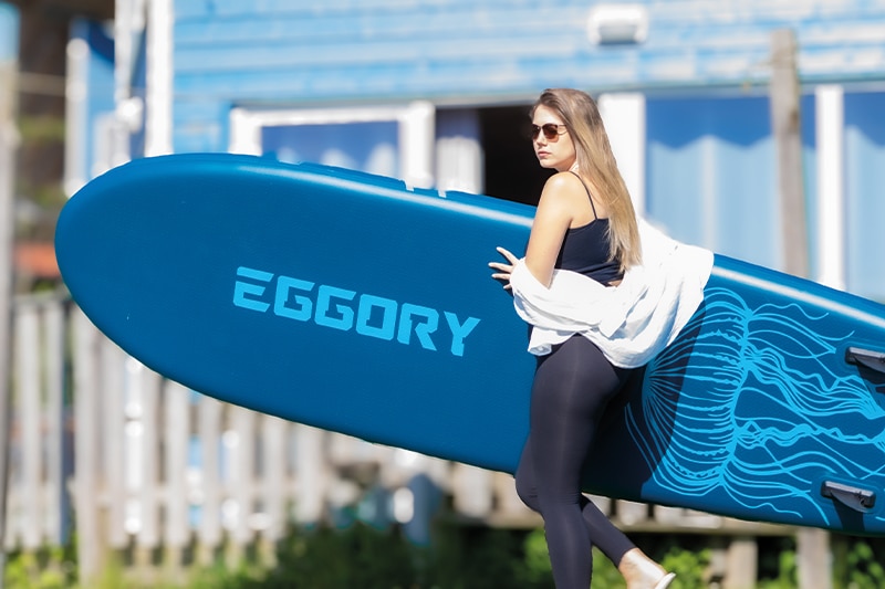 Vrouw met supboard voor Finntalo