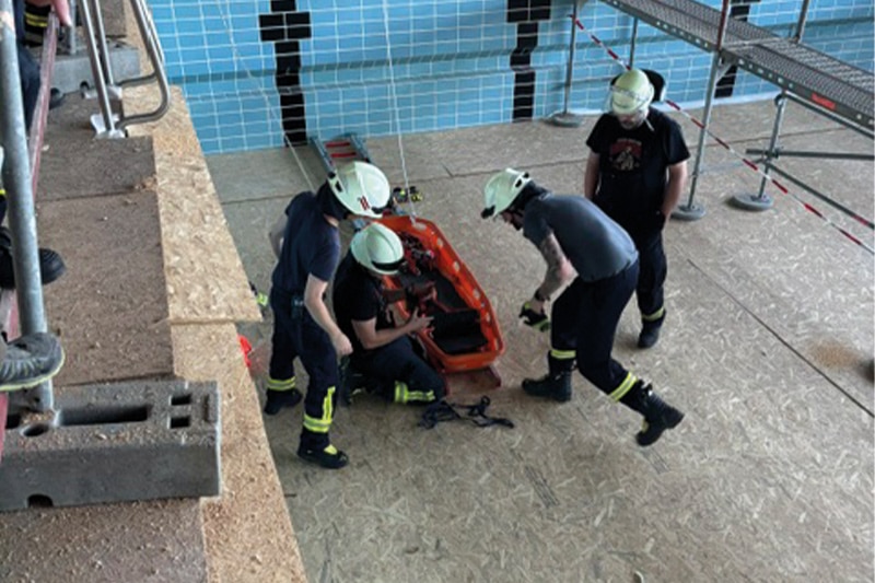 Feuerwehrübung im Hallenbad Sundern